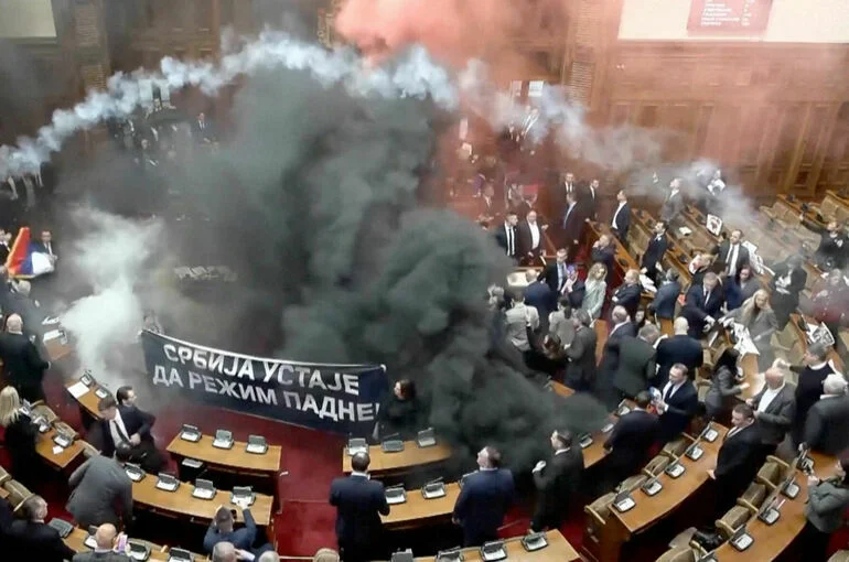 Оппозиция устроила беспорядки в парламенте Сербии