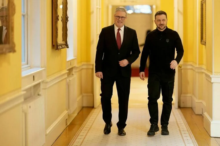 СМИ: Стармер помог Зеленскому «проглотить гордость»