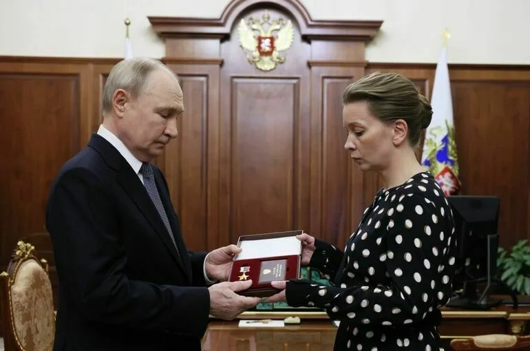 Путин вручил звезду Героя России вдове погибшего подполковника Сергея Чебнева
