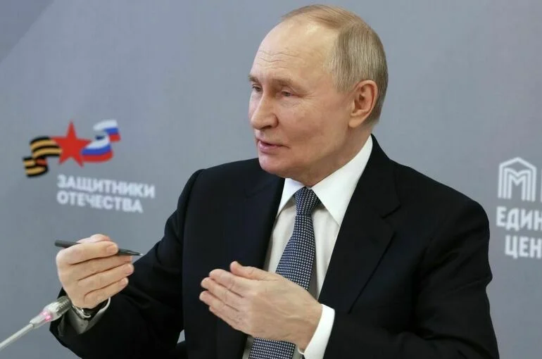 Президент поздравил всех женщин с наступающим 8 Марта