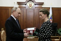 Путин вручил звезду Героя России вдове погибшего подполковника Сергея Чебнева