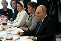 Путин: Семьи погибших бойцов СВО должны с первых дней получать помощь психологов