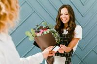 Россиян предупредили о мошеннической схеме с цветами к 8 Марта