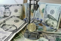 Центробанк: Рубль за февраль вырос к доллару на 10,5 процента