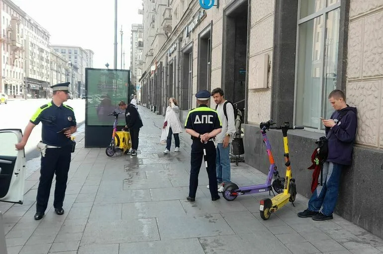 В Минтрансе предлагают запретить водителям самокатов сигналить пешеходам
