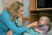 Львова-Белова призвала создавать в детских соцучреждениях службы помощи семьям