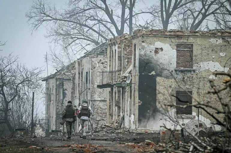 В освобожденной в Курской области Малой Локне нашли тела женщины и ребенка