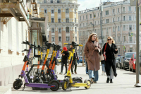 РБК: Минтранс предложил разрешить парковку самокатов под специальными знаками