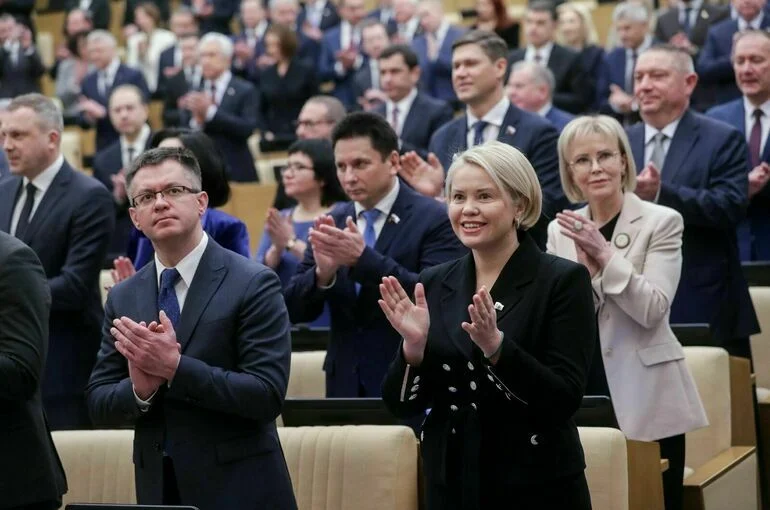 Депутаты Госдумы аплодисментами поблагодарили участников операции «Поток»