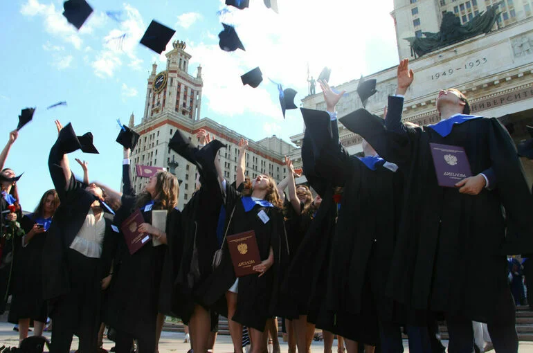 Около 10% выпускников-иностранцев остаются работать в России