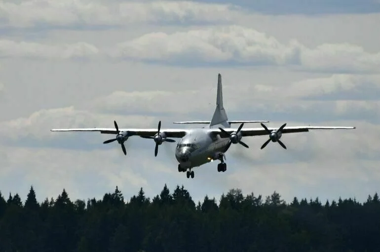 В аэропорту Нового Уренгоя самолет Ан-12 опрокинулся на бок при заходе на посадку