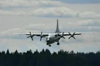 В аэропорту Нового Уренгоя самолет Ан-12 опрокинулся на бок при заходе на посадку