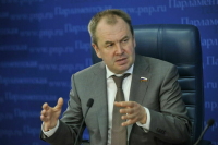 Депутат Наумов рассказал о выгоде от возможных игр между командами КХЛ и НХЛ