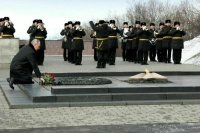 Путин возложил цветы к монументу «Защитникам Заполярья» в Мурманске