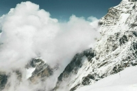 Спасатели эвакуировали выживших после схода лавины в Магаданской области