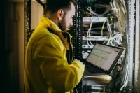 Победно потирая ладони: управляющие компании могут оставить дома без интернета