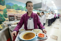 Шведский стол и мороженое: чем накормят детей в летнем лагере