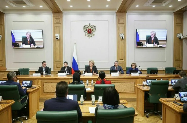 В Совфеде предложили создать реестр запрещенных в торговле символов