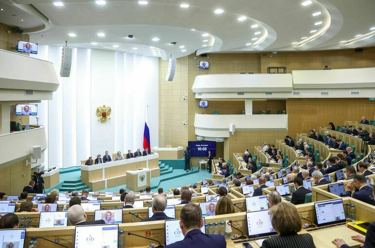 Совфед одобрил закон о запрете рекламы в соцсетях нежелательных организаций