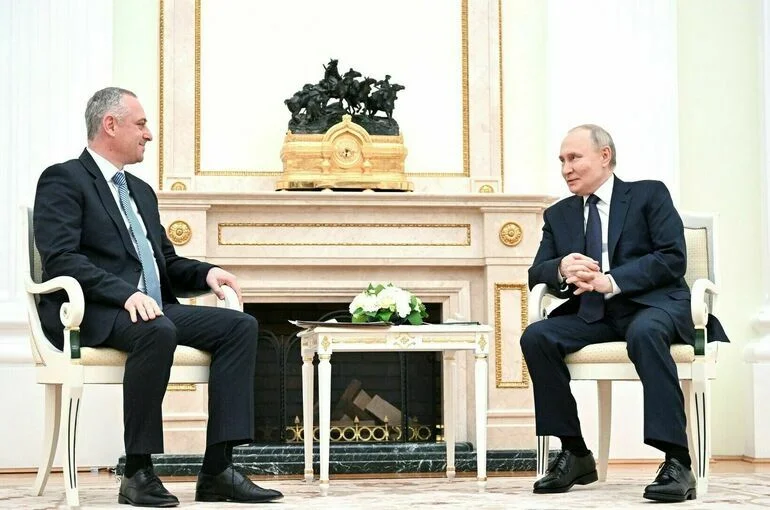 Путин поздравил Гунбу со вступлением в должность президента Абхазии