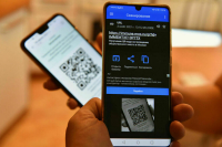 Россиян предупредили о мошенничестве через расклеенные в подъездах QR-коды