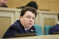 Сенатор Шендерюк-Жидков считает разумным ограничение в выдаче банковских карт