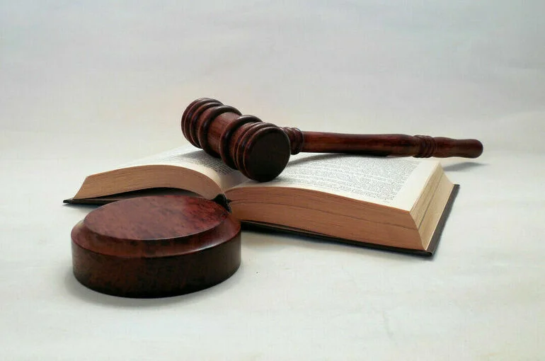Лондонский суд приговорил бывшего губернатора Севастополя к трем годам тюрьмы