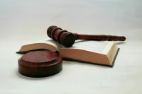 Лондонский суд приговорил бывшего губернатора Севастополя к трем годам тюрьмы