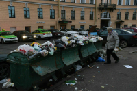 Россиянам рассказали, куда жаловаться на переполненную мусорку во дворе