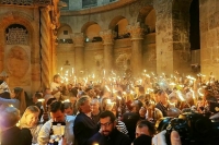 Благодатный огонь сошел в храме Гроба Господня в Иерусалиме