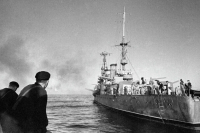 Песня «Вечер на рейде» — оригинальный текст