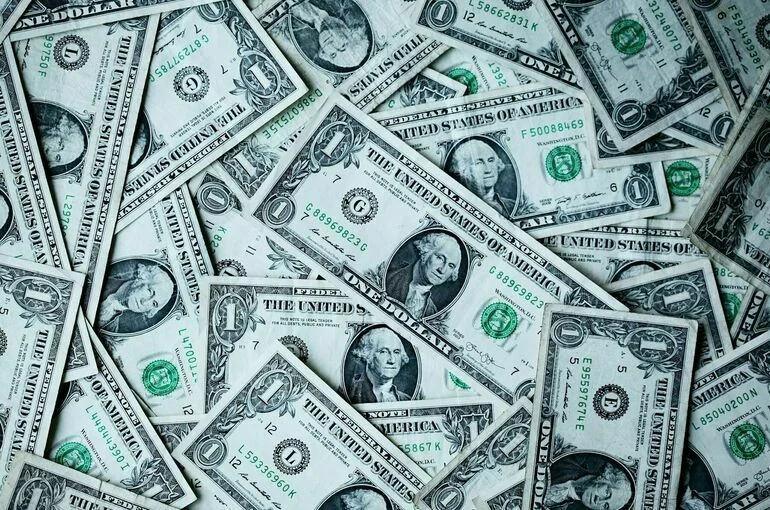 Внебиржевой курс доллара опустился ниже 80 рублей