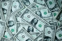 Внебиржевой курс доллара опустился ниже 80 рублей