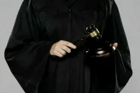 Суд признал Михаила Хачатуряна виновным в насилии над дочерьми