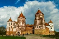 Замки Беларуси, пляжи Абхазии и пирамиды Египта: топ-10 самых доступных стран для отдыха