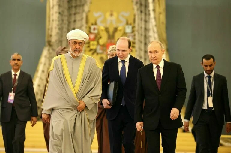 Путин принял приглашение посетить Оман
