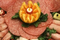 В сервелате нашли вызывающий рак мясной клей