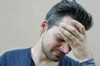 Врач рассказала, какая головная боль считается грозным симптомом