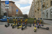 Минтранс предлагает запретить парковку электросамокатов на тротуарах