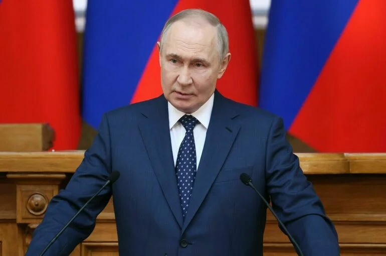 Путин поручил обобщить региональный опыт помощи участникам СВО