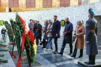 Сенаторы возложили цветы к Вечному огню на Мамаевом кургане