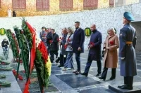 Сенаторы возложили цветы к Вечному огню на Мамаевом кургане