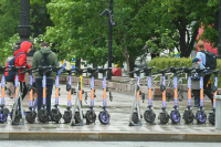 Жители Патриарших прудов попросят Собянина запретить электросамокаты