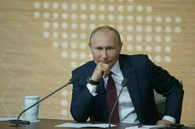 Путин показал холодильник и рабочий стол в кремлевской квартире