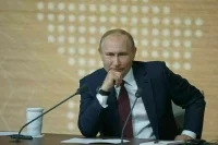 Путин показал холодильник и рабочий стол в кремлевской квартире