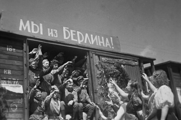 RT анимировал фотографии 1945 года в честь 80-летия Победы