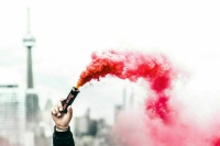 В премьеров Польши и Нидерландов бросили дымовую шашку