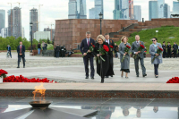 Матвиенко возложила цветы к Вечному огню на Поклонной горе
