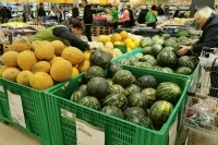 Побольше огурцов и поменьше арбуза: сколько овощей и фруктов нужно съесть за сезон