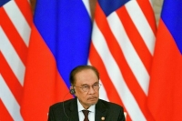 Премьер Малайзии пообещал передать слова Путина семьям жертв катастрофы MH17